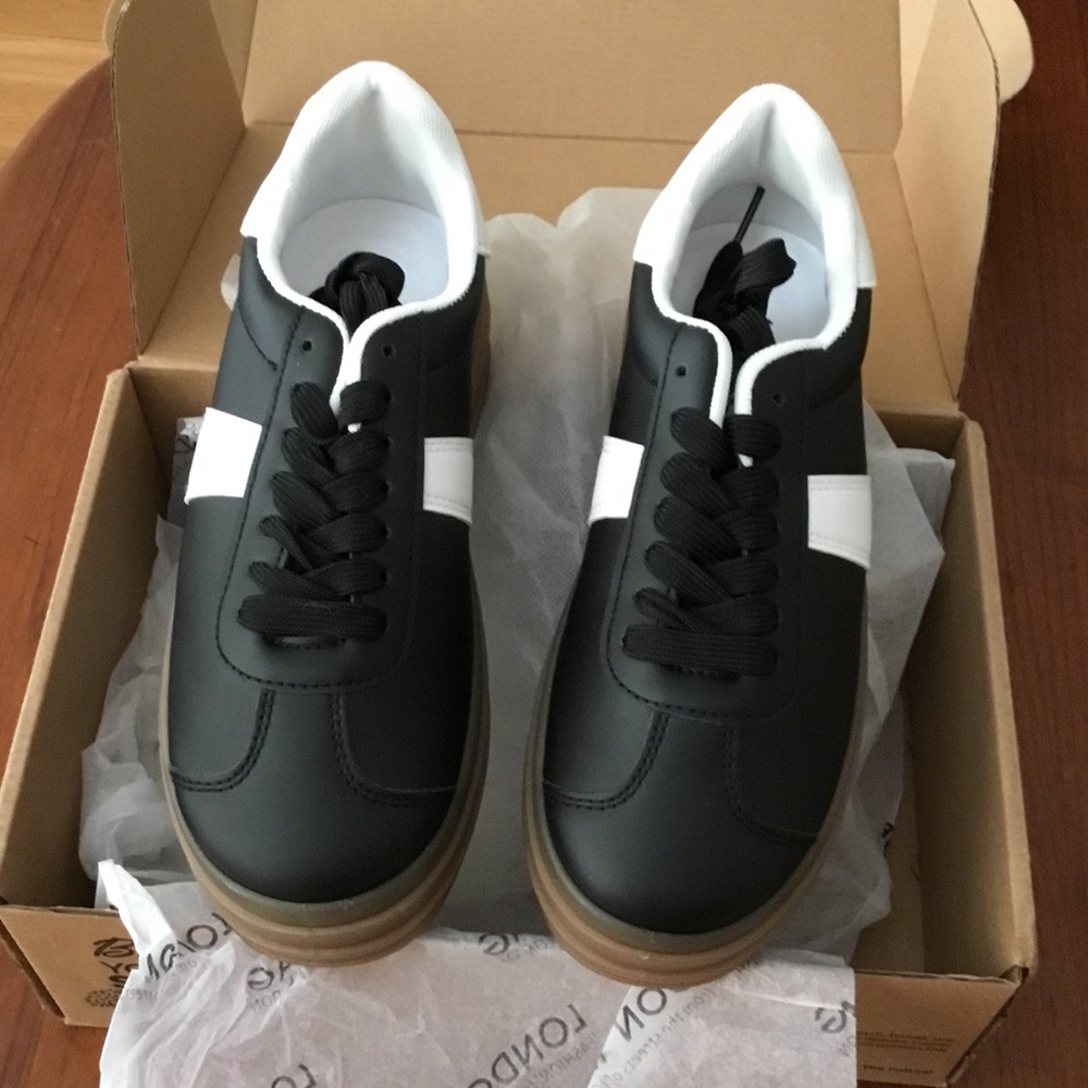 Classic Black and White woman’s sneakers